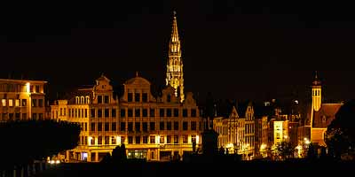 De Grote Markt van Brussel bij nacht. De 96 meter hoge toren