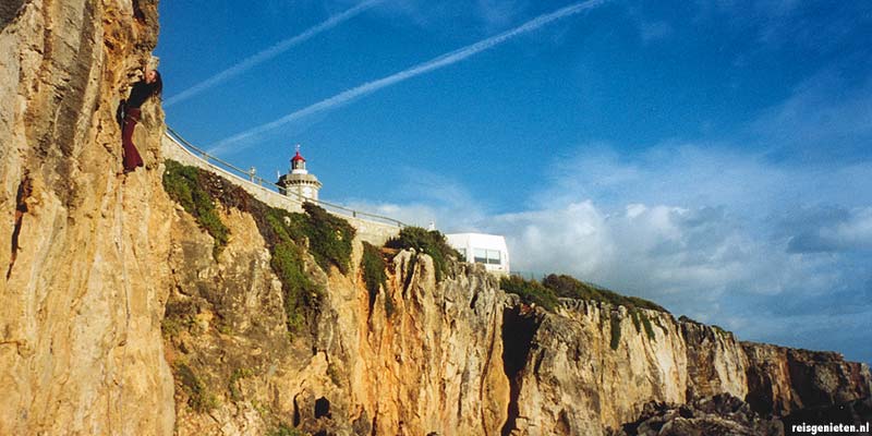 De kliffen van de Portugese westkust bij Lissabon