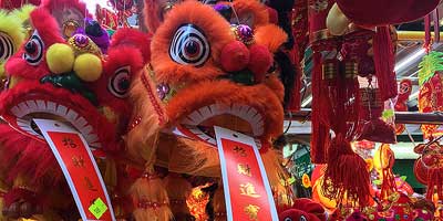 Chinese winkels met grote maskers voor nieuwjaar