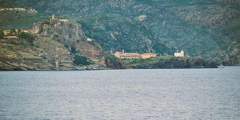 Overtocht Corsica. Met de boot van Livorno naar Corsica passeer je enkele piepkleine eilandjes zoals Capraia