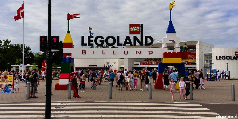 De ingang van het Legoland park in Billund