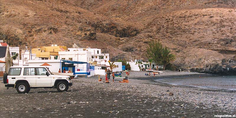 het zwarte zandstrand van Ginijinamar op het Canarische Eiland Fuerteventura