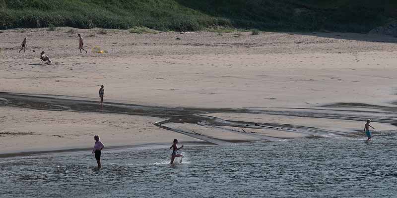 Op een hete zomerdag zwemmen in het ijskoude water van de Barentszee bij Grense Jakobselv