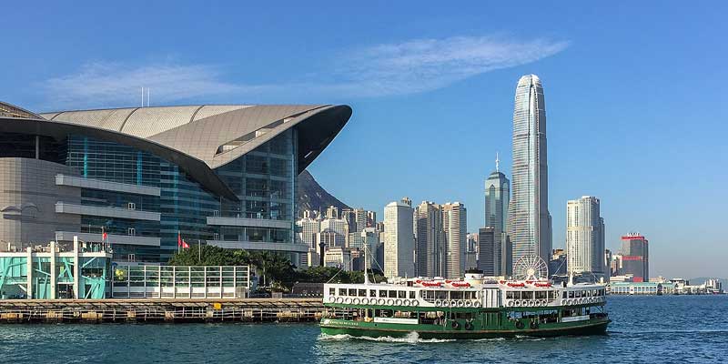 De ferry uit Kowloon komt aan bij het Expo gebouw op Hongkong Island
