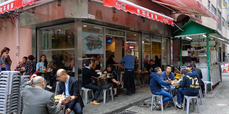 Een eettentje in een straatje in Hongkong