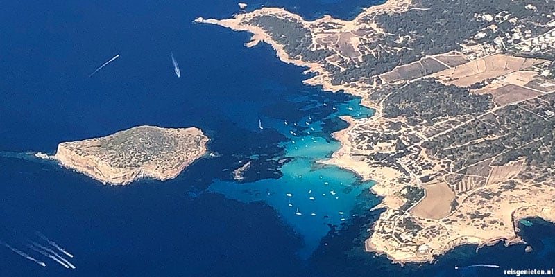 Al vanuit het vliegtuig zien we onze duikspot op Ibiza liggen
