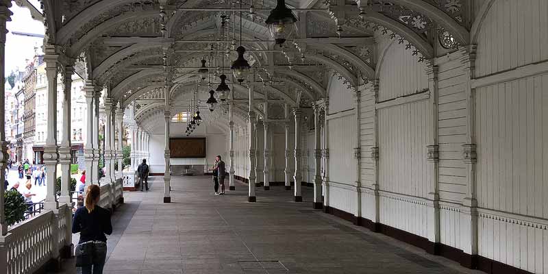 Een van de colonnades in Karlovy Vary