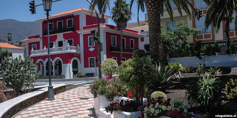 Los Llanos de Aridane en El Peso op het zonovergoten Canarische Eiland La Palma