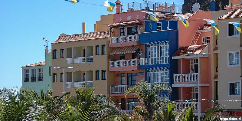 Het havenplaatsje Puerto de Tazacorte in het westen van het Canarische Eiland La Palma