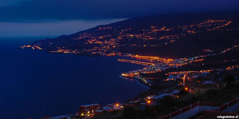 Santa Cruz de La Palma bij nacht. De oranje gloed van de straatlantaarns lijken net kleine lava stroompjes die naar beneden komen