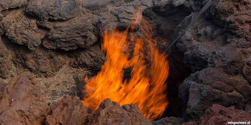 Een demonstratie aardwarmte voor toeristen op het Canarische Eiland Lanzarote