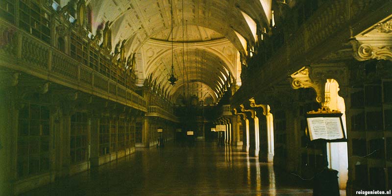 De bibliotheek van Mafra in de omgeving van Lissabon