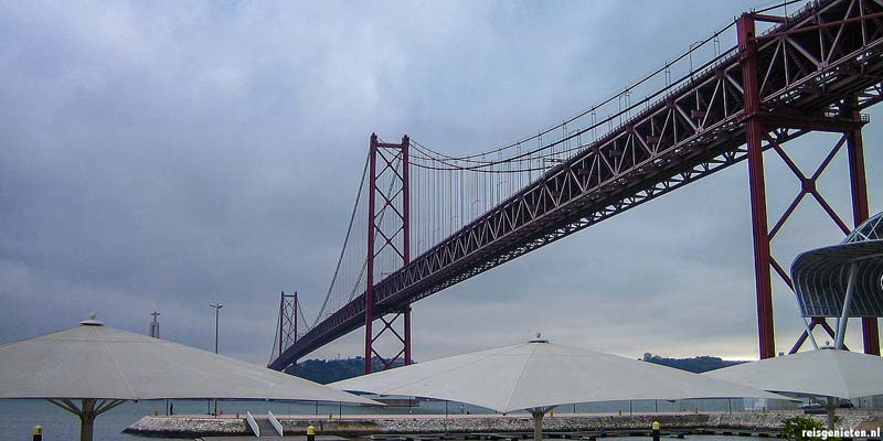 De enorme Taagbrug in Lissabon verbindt beide oevers van rivier de Taag
