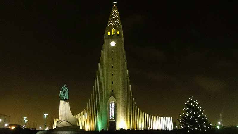 Hallgrímskirkja, het bekendste gebouw van Reykjavik, op Kerstavond