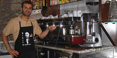 Barista op Sicilië. Zulke espresso drink je nergens anders z