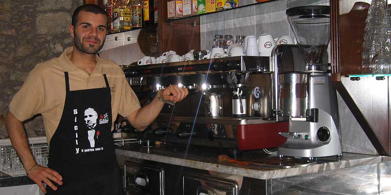 Barista op Sicilië. Zulke espresso drink je nergens anders z
