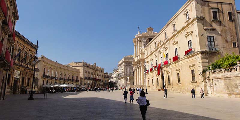 Het plein voor de Duomo in Siracusa op Sicilië