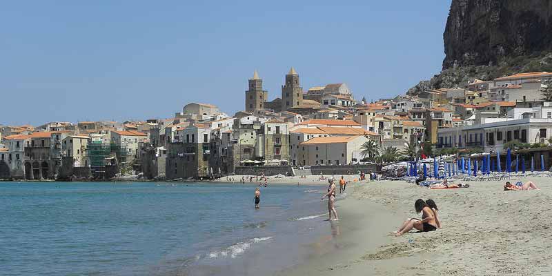 Het strand van Cefalu aan de noordkust van Sicilie