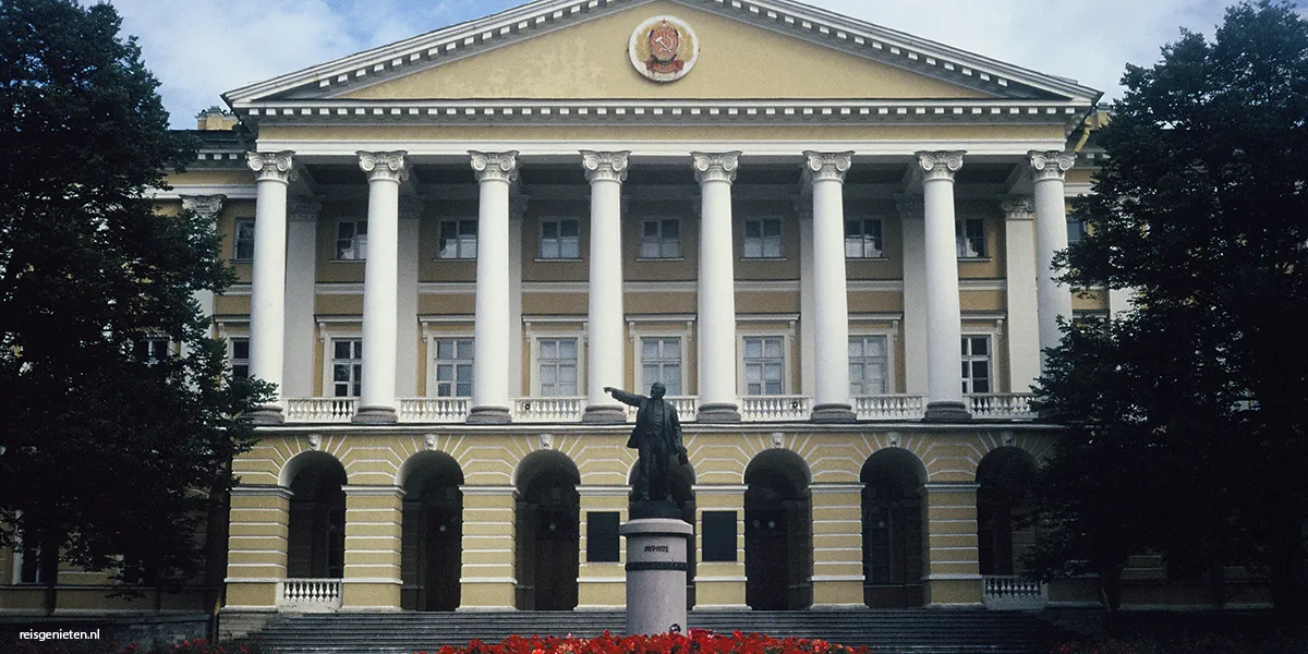 Het Smolny Instituut met het standbeeld van Lenin in Sint Petersburg