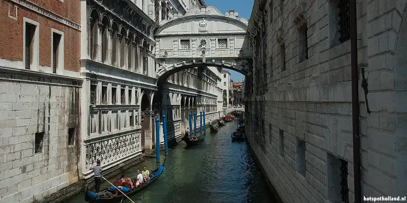 De brug der zuchten in Venetie, vlakbij het San Marco plein