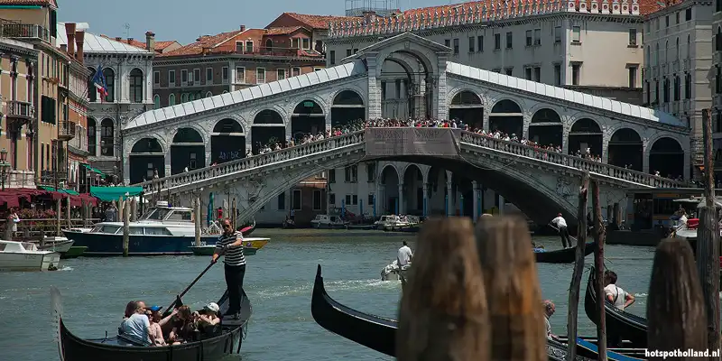 De Rialto Brug is de oudste en beroemdste brug van Venetie