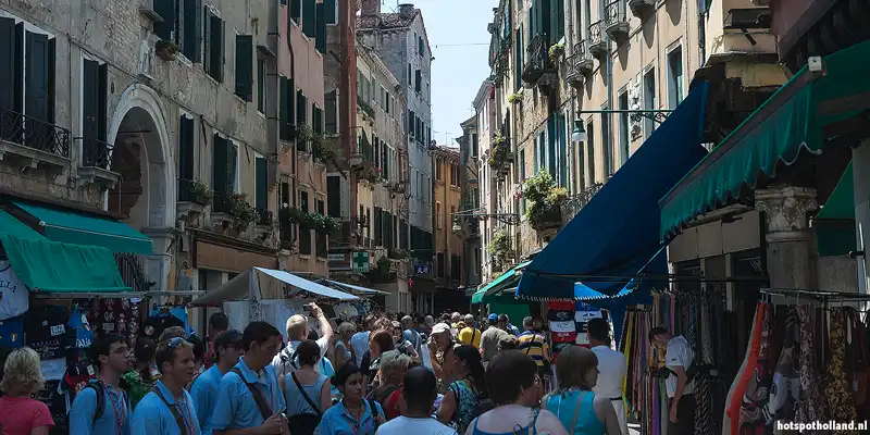 De mooie straatjes van Venetie in Italie