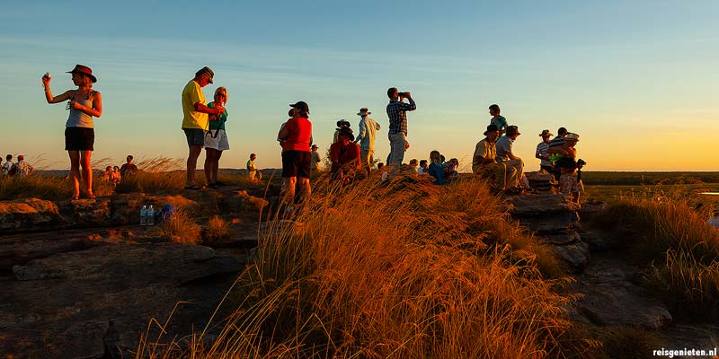 Genieten van de zonsondergang bij Ubirr in Kakadu National Park. Vanaf de rots k