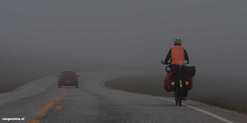 Het weer kan snel omslaan op de Noordkaap: een eenzame fietser legt de laatste kilometers af naar de Noordkaap