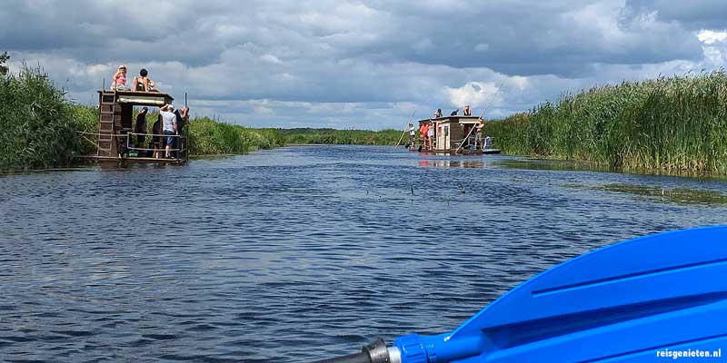 Kanovaren op de meanderende Biebzra rivier in noordoost Polen