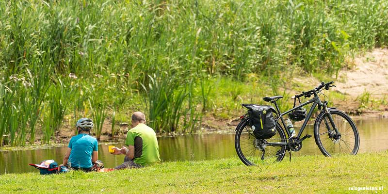 Even uitrusten aan de Biebzra rivier. Noordoost Polen leent zich prima voor mooie fietstochten