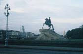 De bronzen Ruiter is het enorme standbeeld van Peter De Grote in St. Petersburg bij de Neva rivier