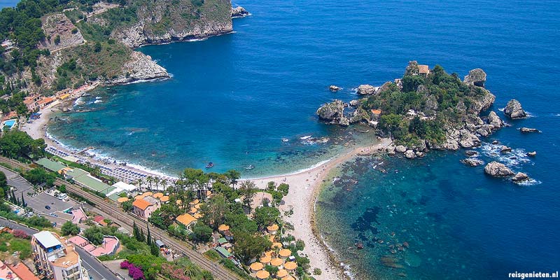 Mediterrane kust bij Taormina op Sicilië bezoeken