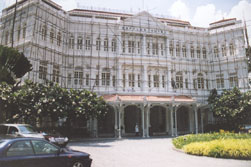 Het wereldbereomde Raffles Hotel in Singapore