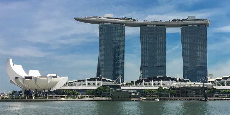 Het Marina Bay Sands hotel. Zwemmen op het dak van Singapore
