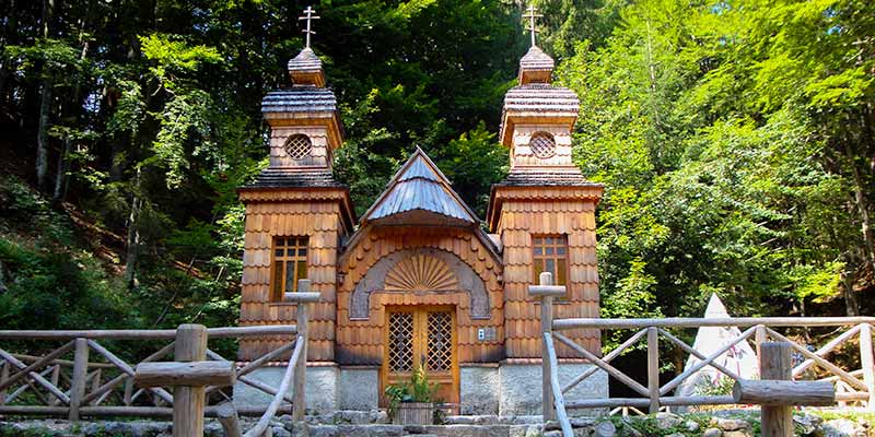 Houten kerkje in het Triglav National Park in Sloveni�