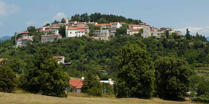 Stanjel is een van de oudste plaatsen in het Karstgebied in Slovenie en is fraai tegen een heuvel gelegen