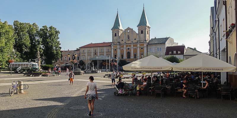 Mariánske námestie, het centrale plein met terrassen en winkels in Zilina